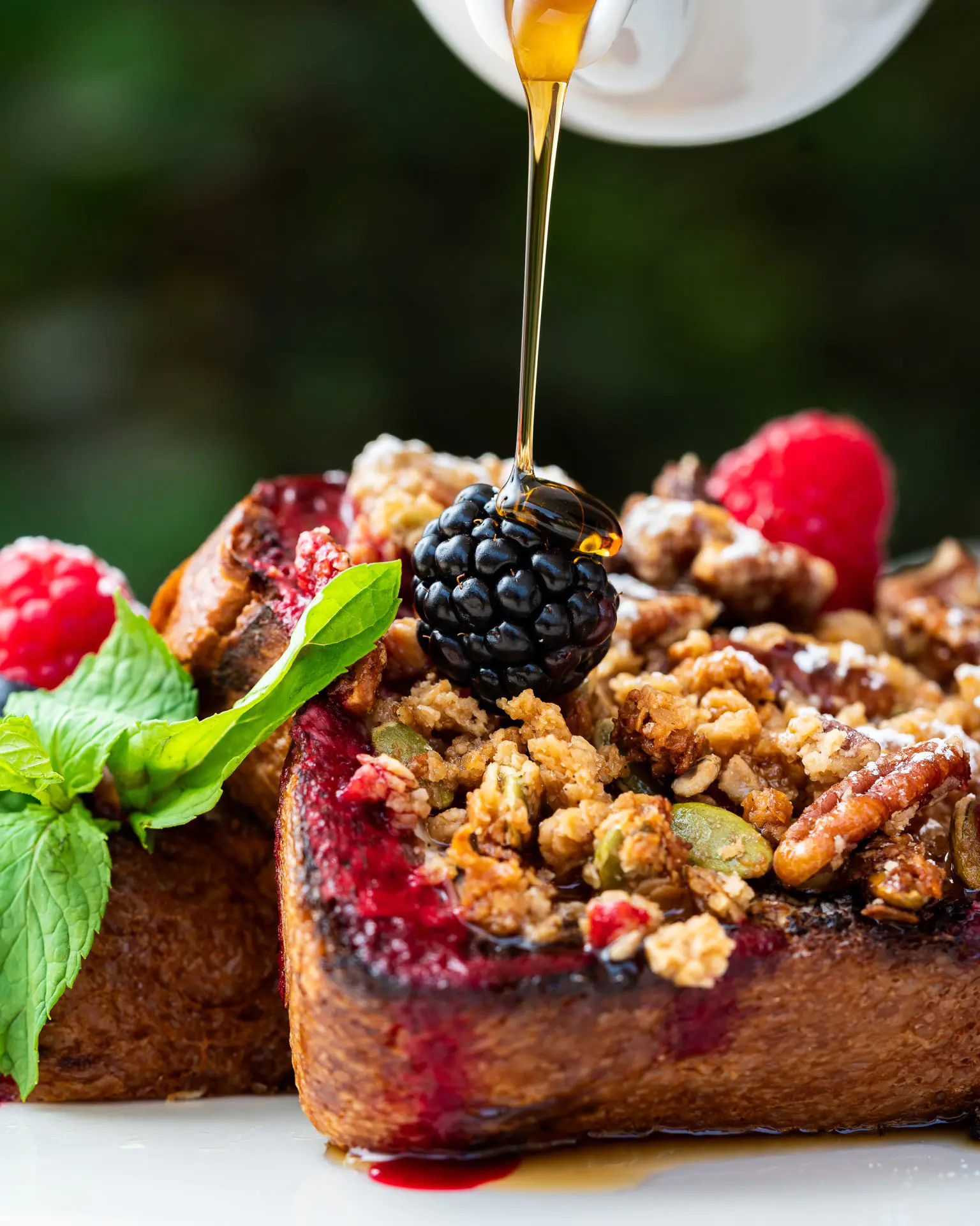 طبق بريوش فرنش توست المميز مقدم من مقهى أوفر أندر الفاخر في مطاعم كول انك